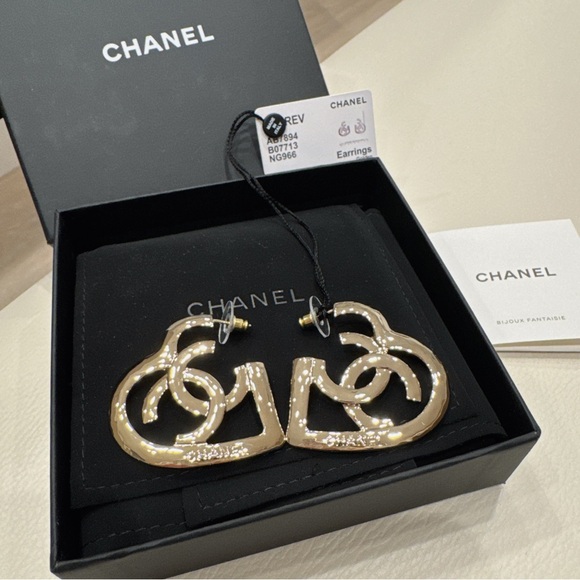 BNIB Chanel CoCo in Love Heart Metal Hoop Earrings Gold AB7894 B07713 NG966 - Picture 2 of 7